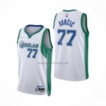 Camiseta Dallas Mavericks Luka Doncic NO 77 Ciudad 2021-22 Blanco